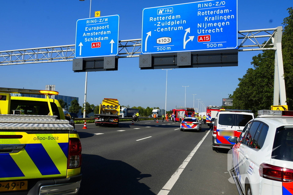 Auto op de kop bij kettingbotsing