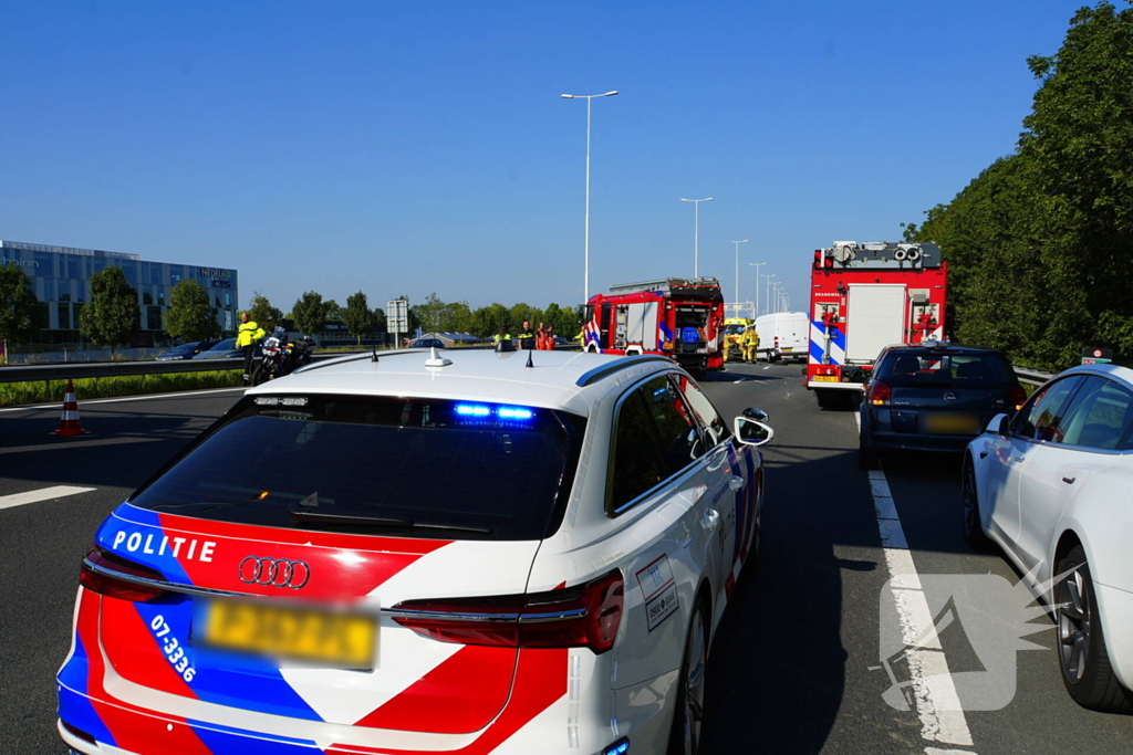 Auto op de kop bij kettingbotsing