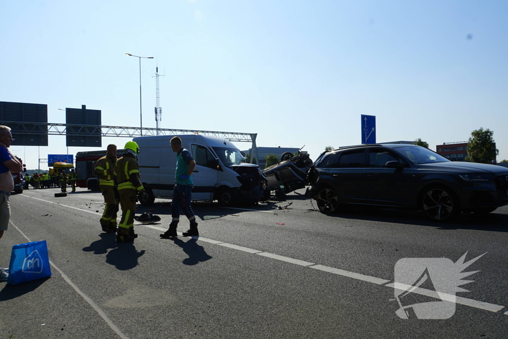 Auto op de kop bij kettingbotsing