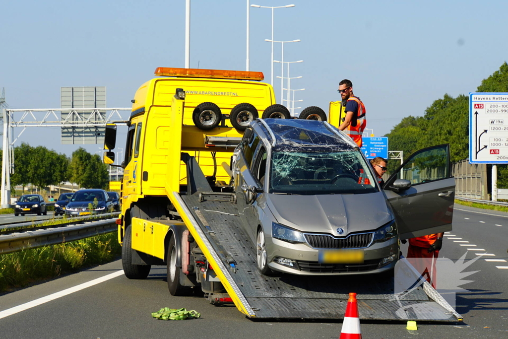 Auto op de kop bij kettingbotsing