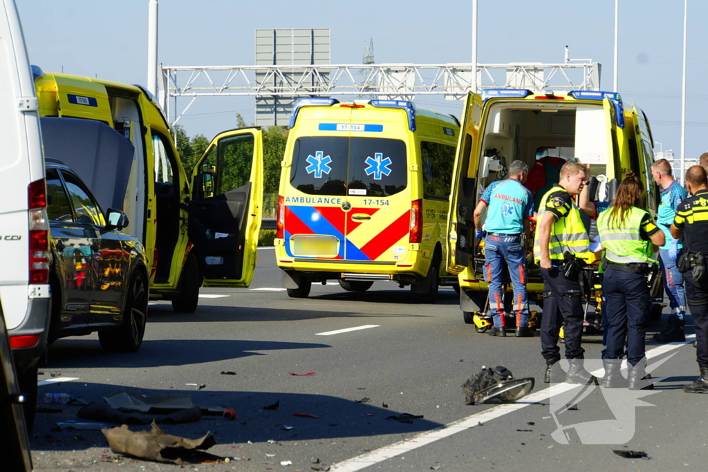 Auto op de kop bij kettingbotsing