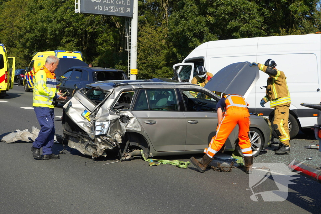 Auto op de kop bij kettingbotsing