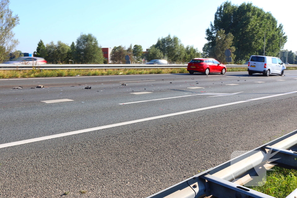 Schade bij kop-staart botsing op snelweg