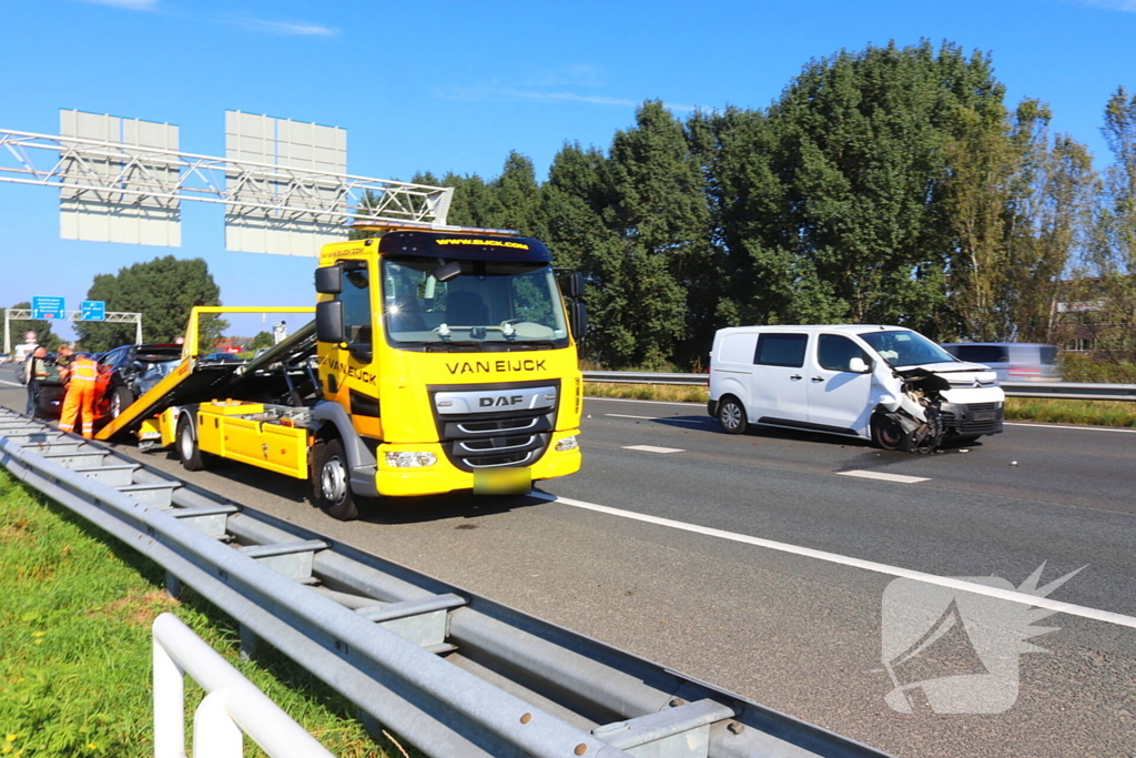 Schade bij kop-staart botsing op snelweg