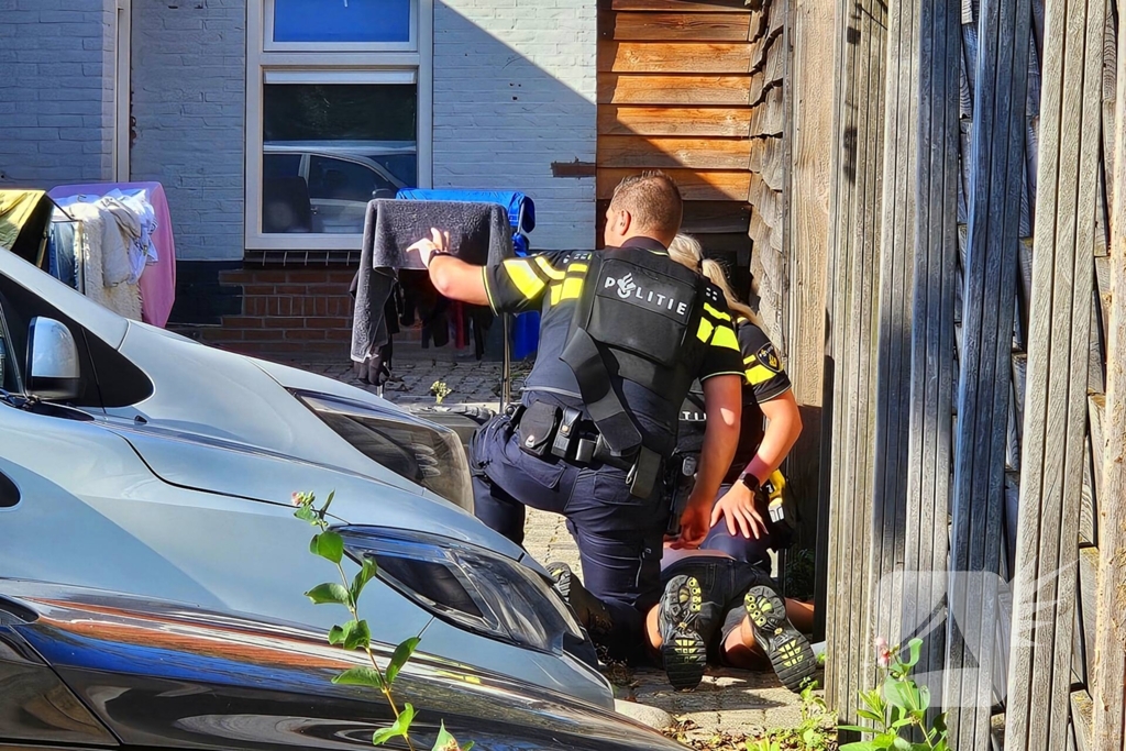 Arrestatieteam houdt persoon aan achter pand