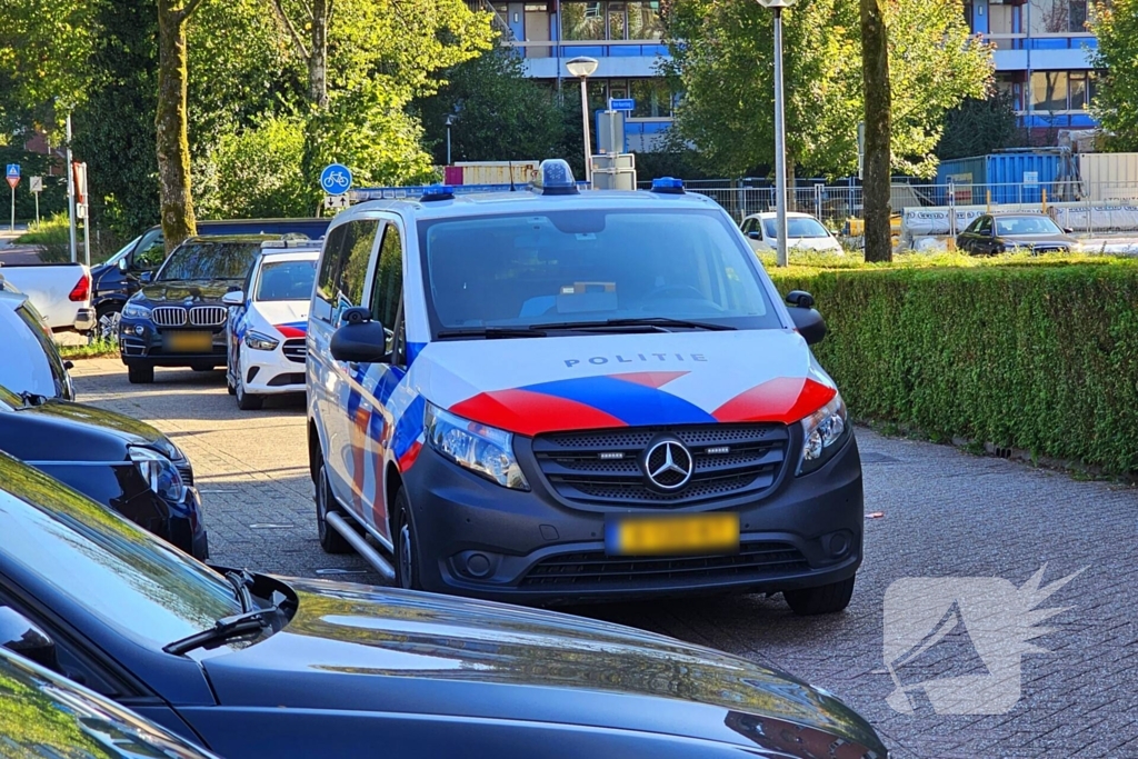 Arrestatieteam houdt persoon aan achter pand