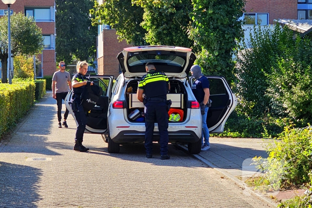 Arrestatieteam houdt persoon aan achter pand