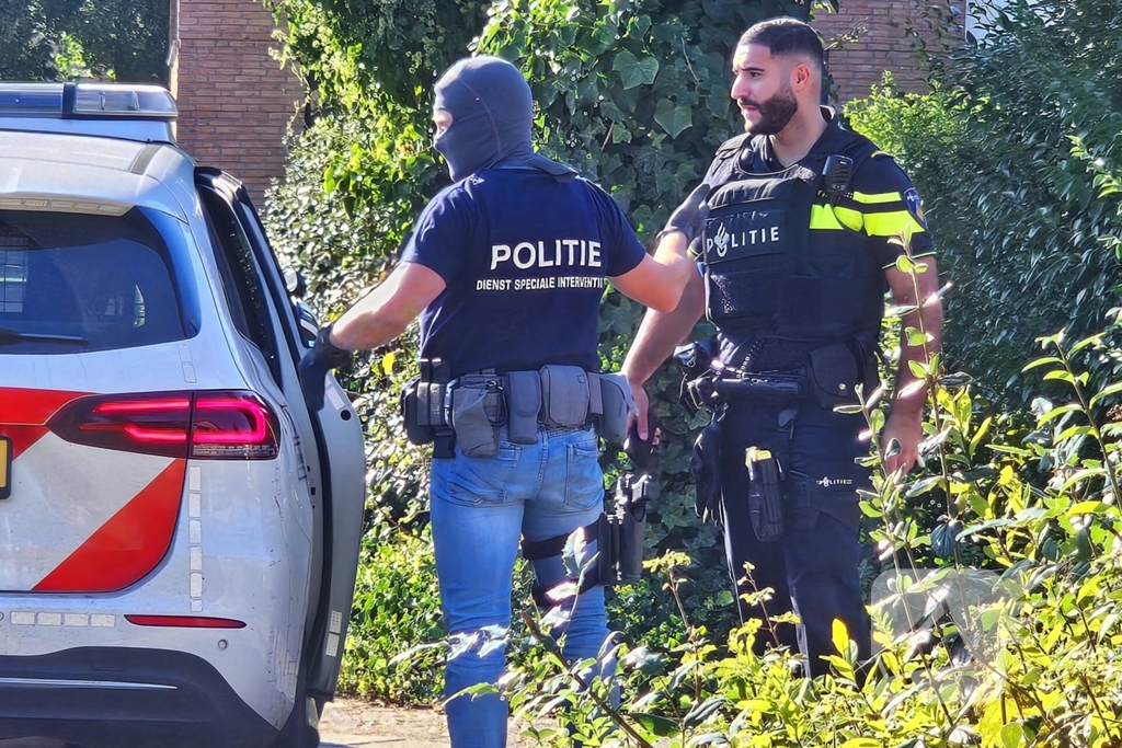 Arrestatieteam houdt persoon aan achter pand