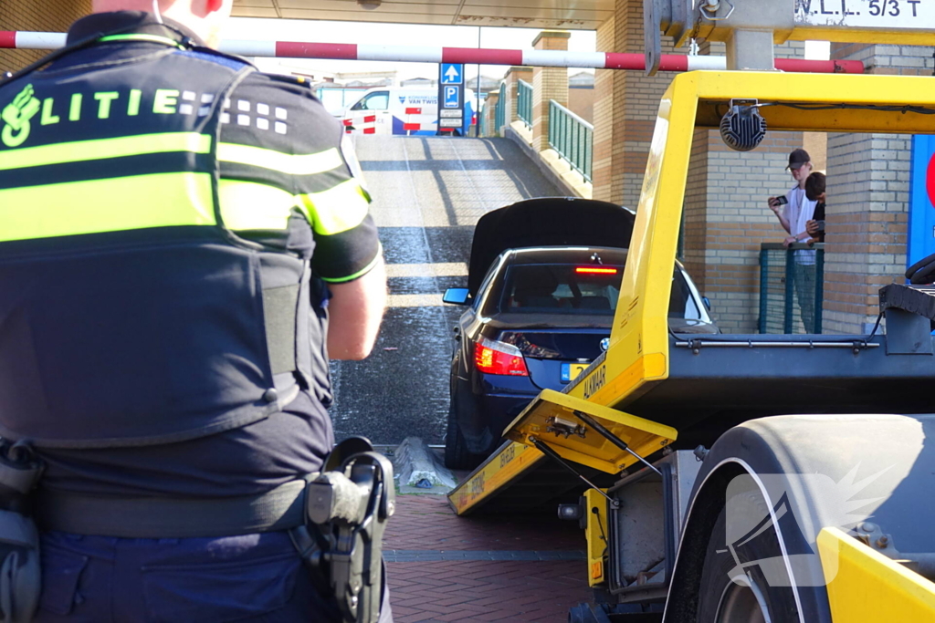 BMW total-loss na botsing op parkeerhelling