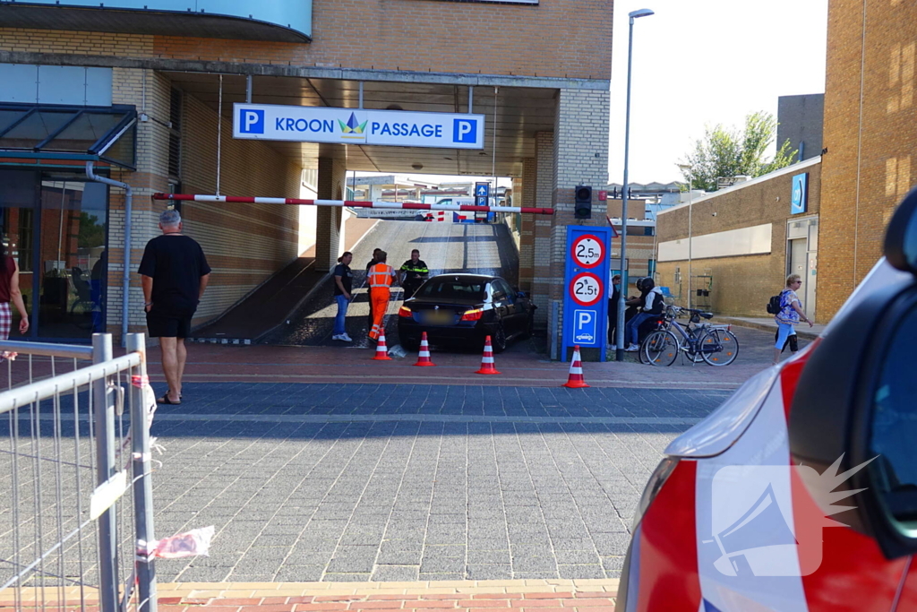 BMW total-loss na botsing op parkeerhelling