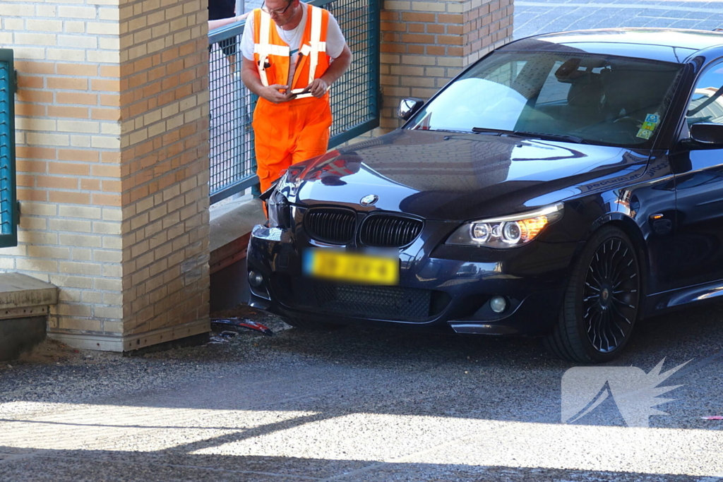 BMW total-loss na botsing op parkeerhelling