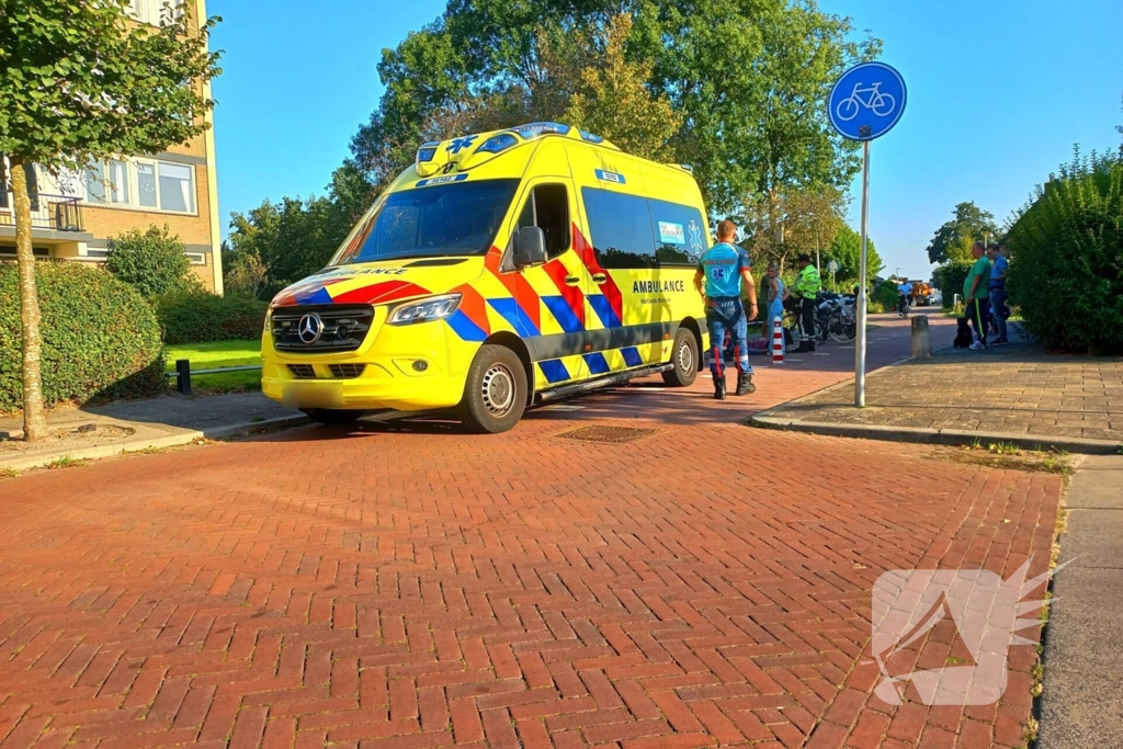 Oudere vrouw op elektrische brommer ten val