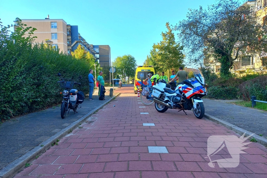 Oudere vrouw op elektrische brommer ten val