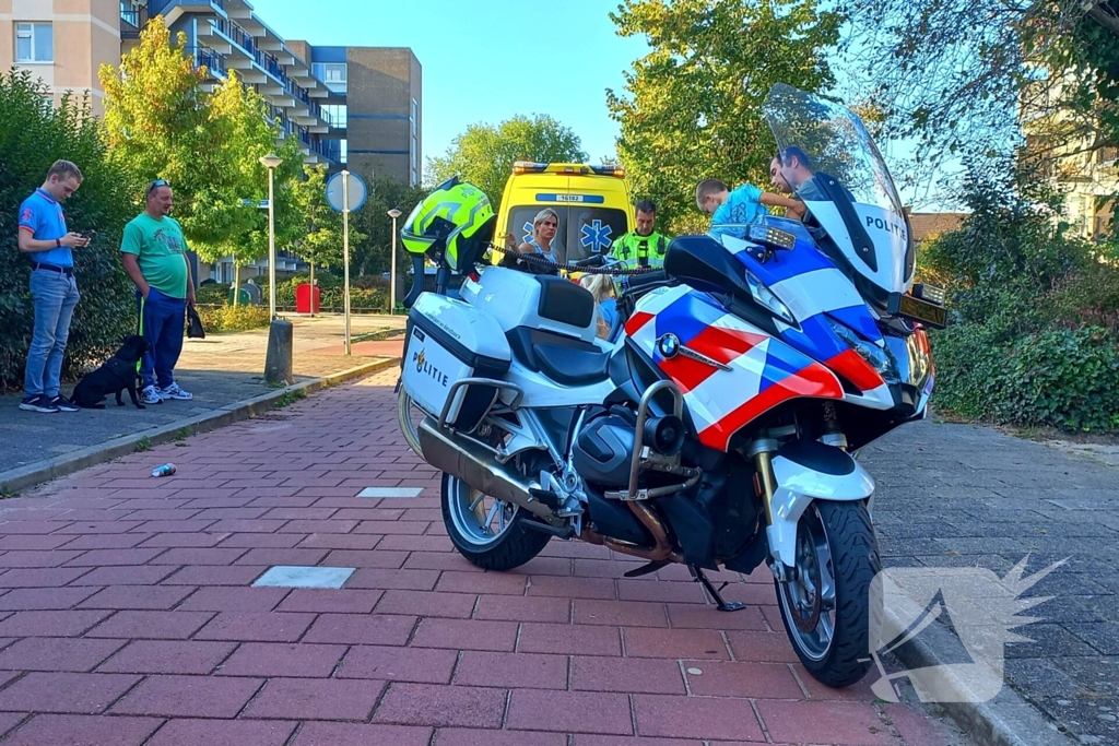 Oudere vrouw op elektrische brommer ten val