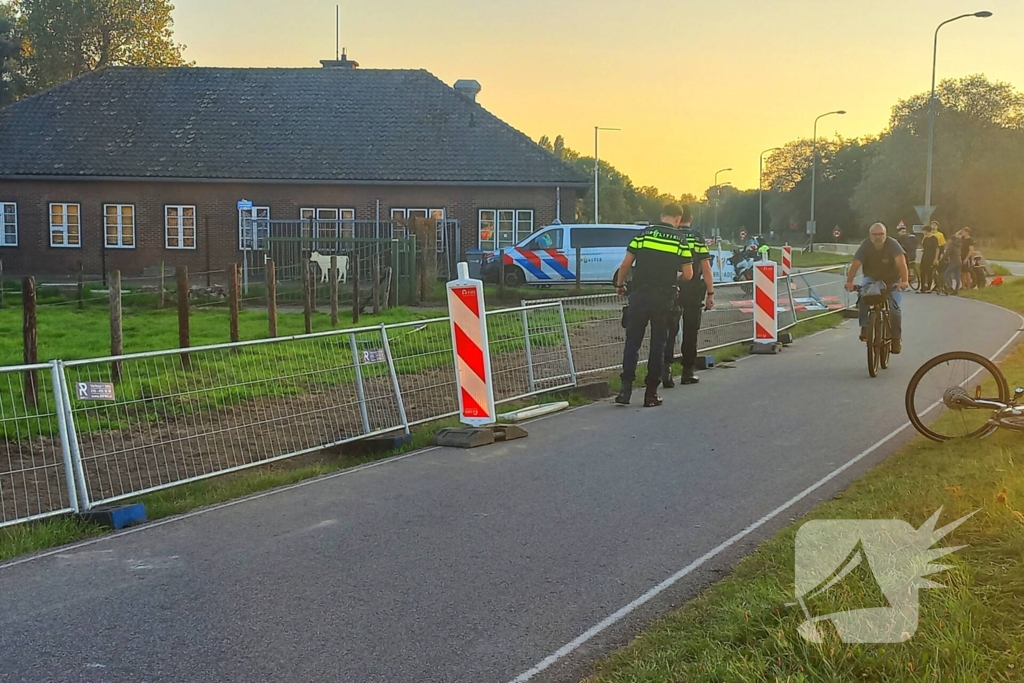 Politie houdt jong persoon aan langs provinciale weg