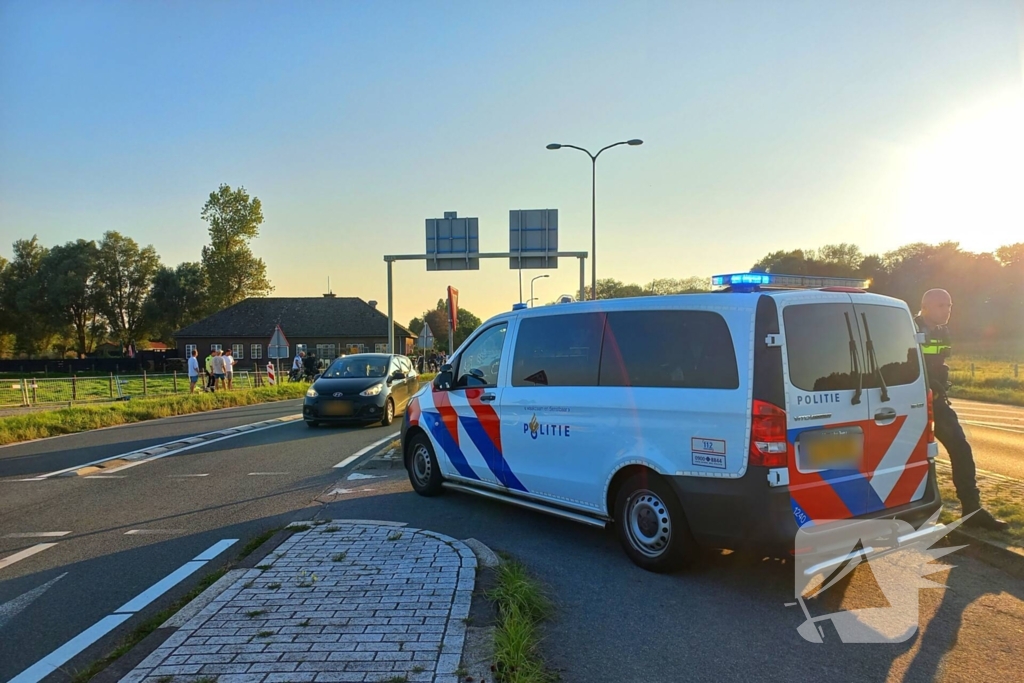 Politie houdt jong persoon aan langs provinciale weg