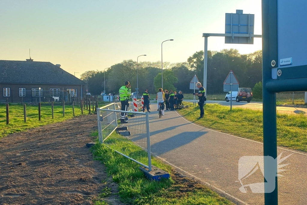 Politie houdt jong persoon aan langs provinciale weg