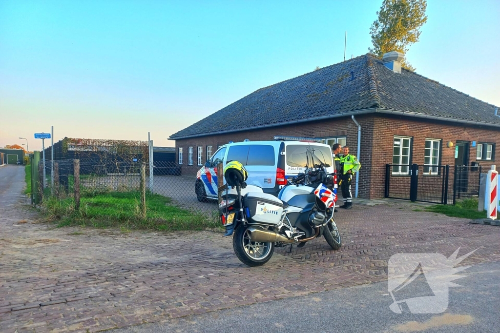 Politie houdt jong persoon aan langs provinciale weg