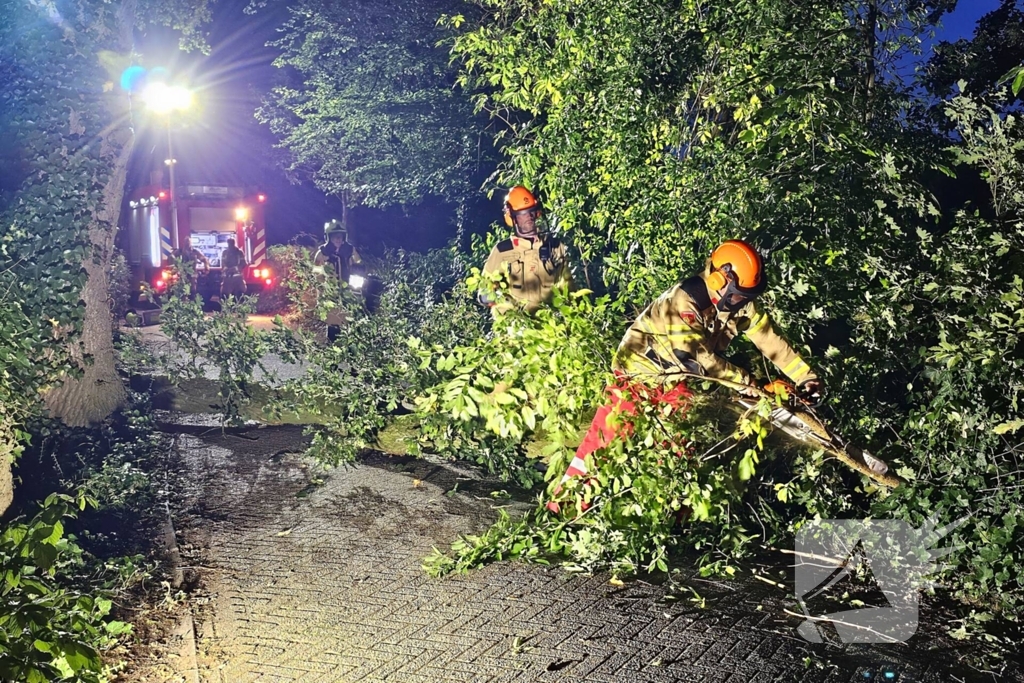 Grote tak valt naar beneden tijdens brandweer inzet