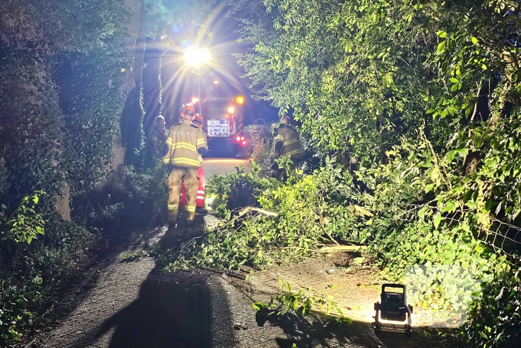 Grote tak valt naar beneden tijdens brandweer inzet