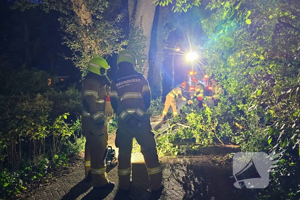 Grote tak valt naar beneden tijdens brandweer inzet