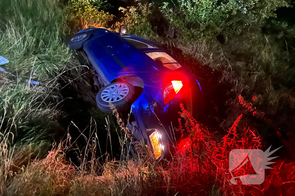 Automobilist mist bocht en rijdt sloot in