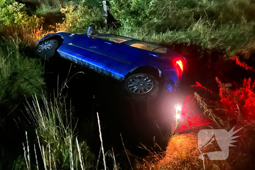 Automobilist mist bocht en rijdt sloot in