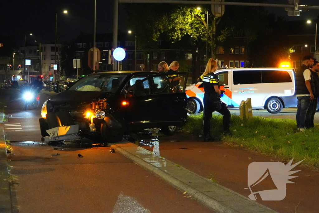 Bestuurder klapt op auto en ramt daarna verkeerslicht