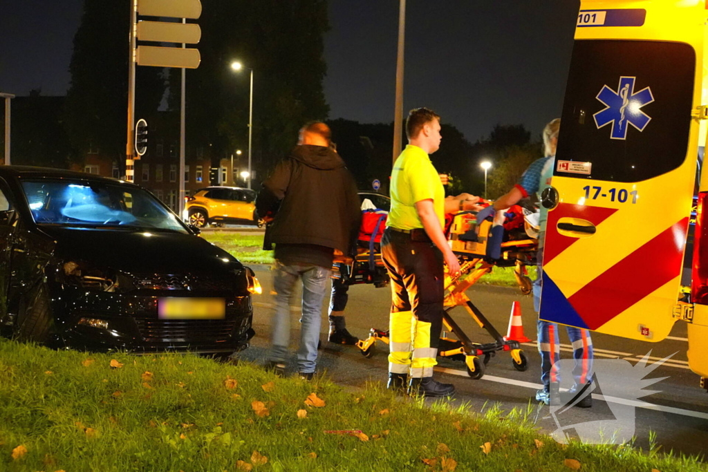 Bestuurder klapt op auto en ramt daarna verkeerslicht