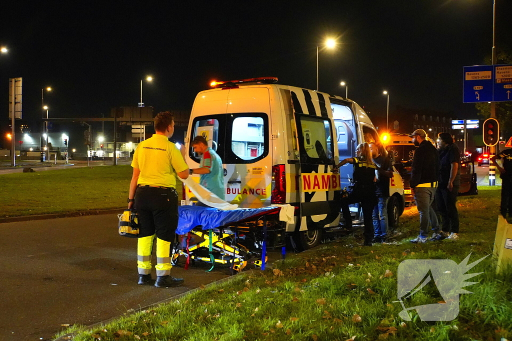 Bestuurder klapt op auto en ramt daarna verkeerslicht