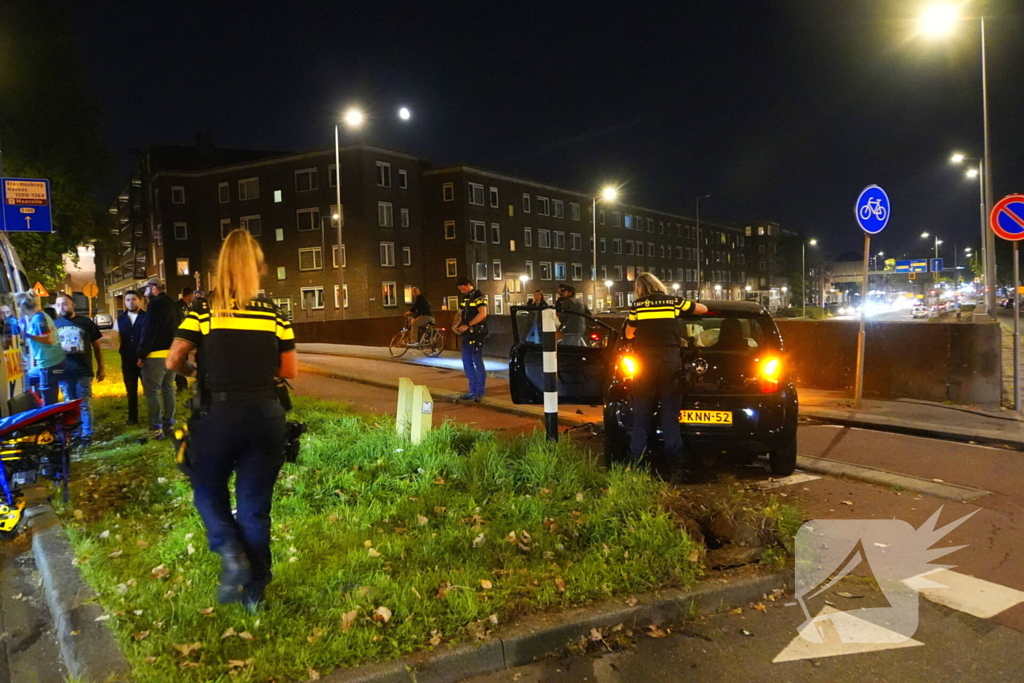 Bestuurder klapt op auto en ramt daarna verkeerslicht