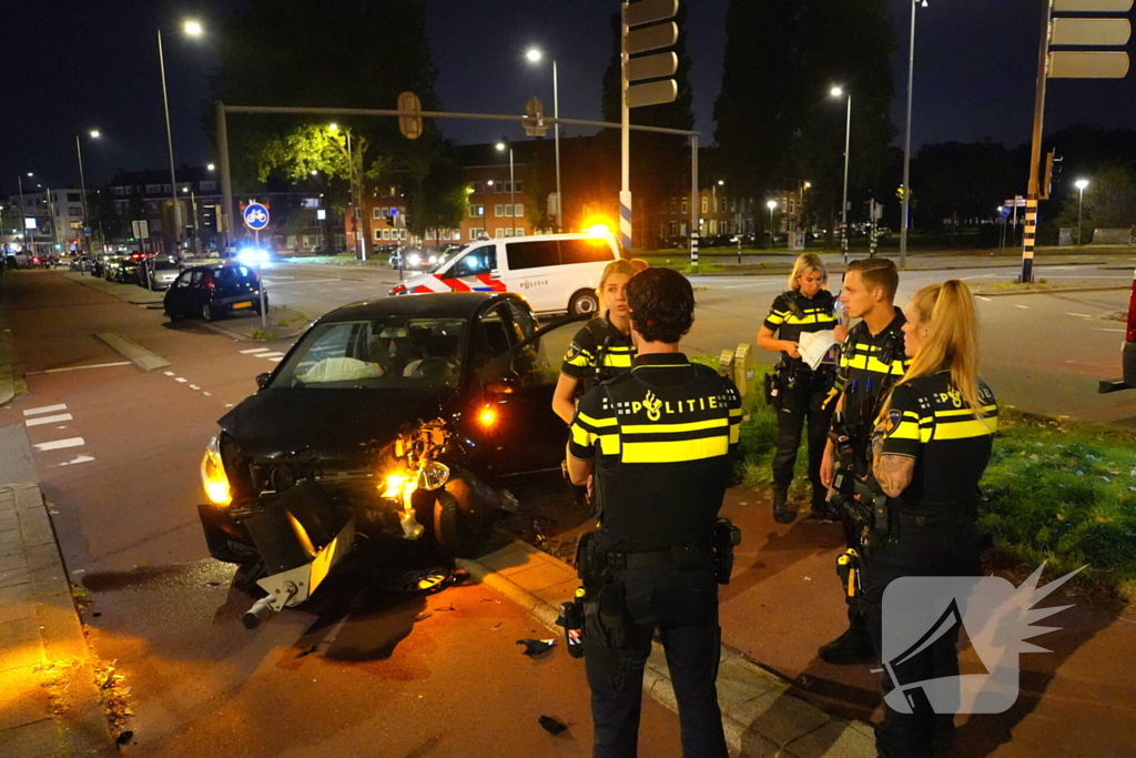 Bestuurder klapt op auto en ramt daarna verkeerslicht