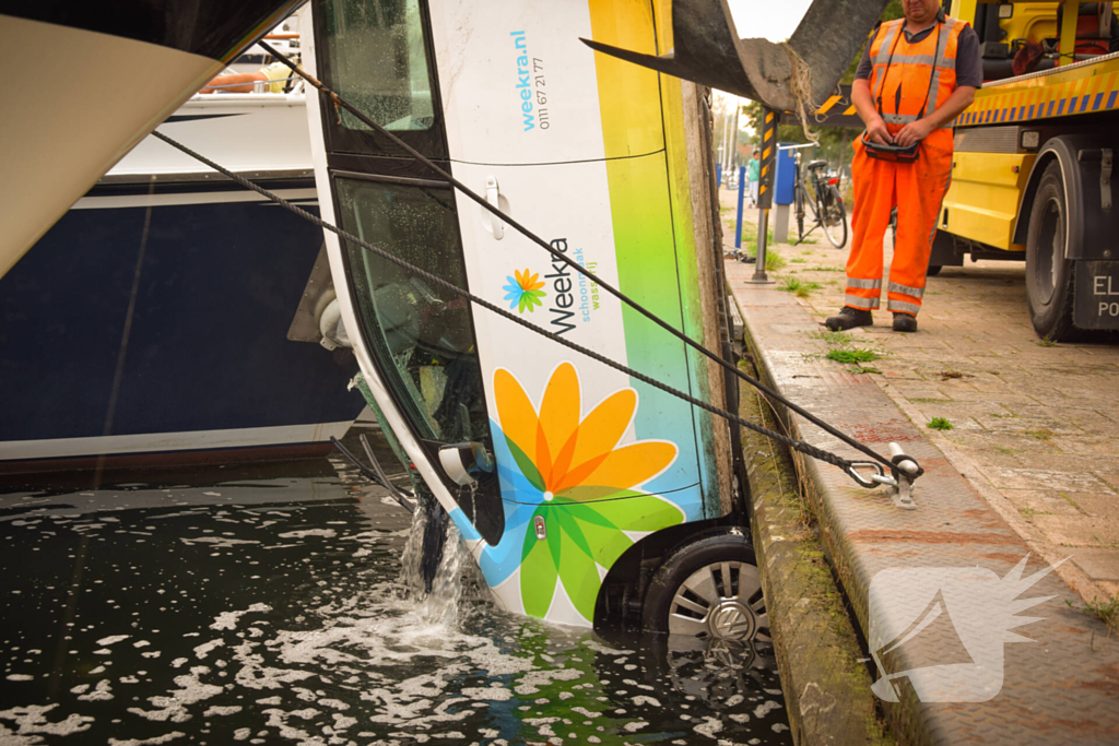 Auto rolt jachthaven in en gaat kopje onder