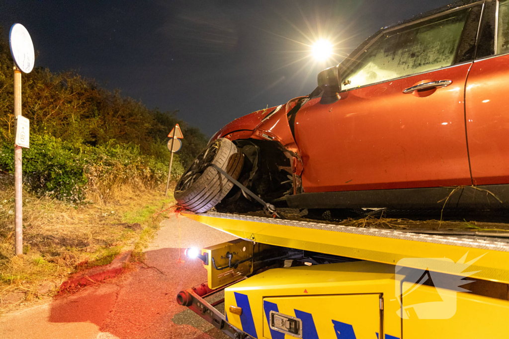 Minderjarige botst met personenauto tijdens joyride