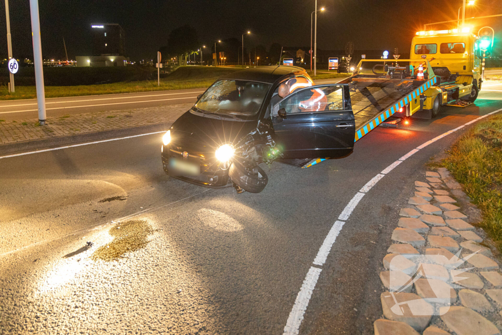 Bestuurder botst tegen paal en raakt gewond