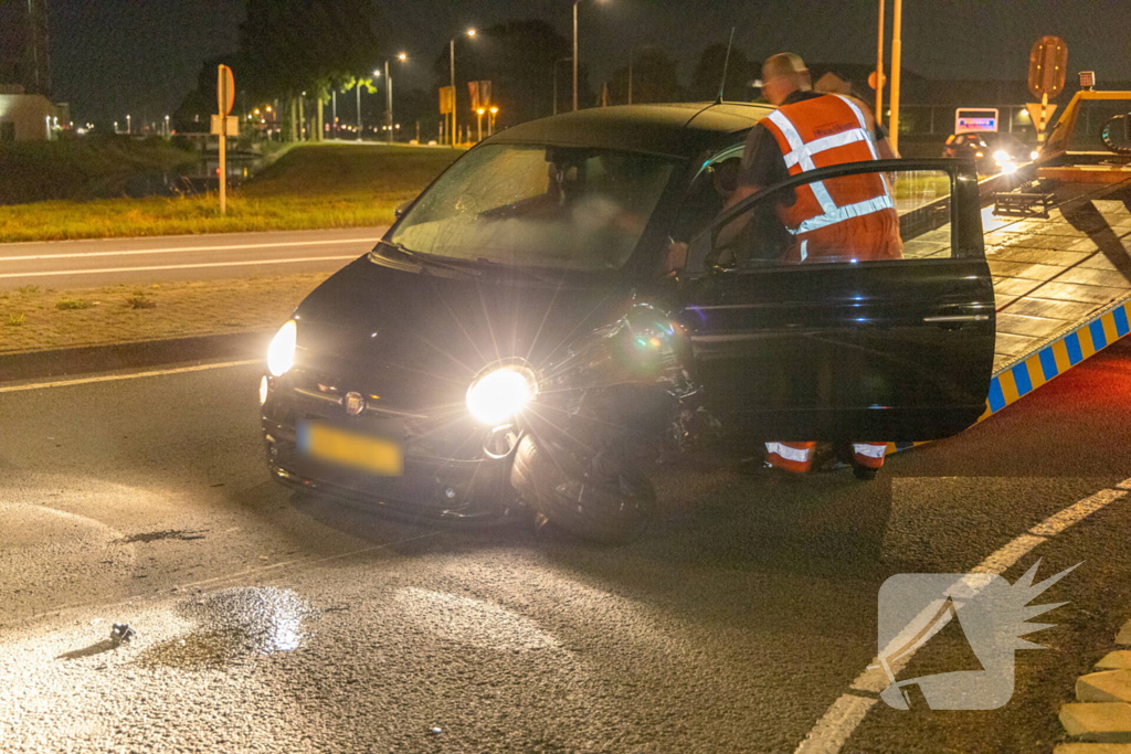 Bestuurder botst tegen paal en raakt gewond