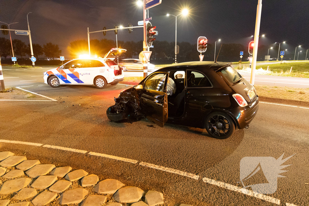 Bestuurder botst tegen paal en raakt gewond