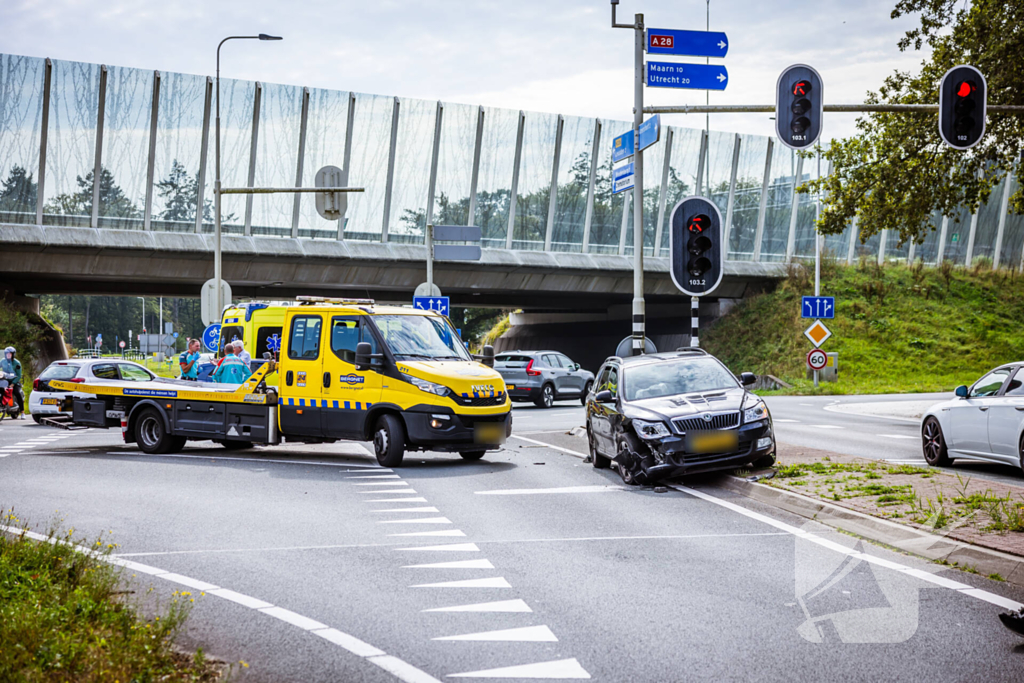 Twee personenwagens botsen op kruispunt