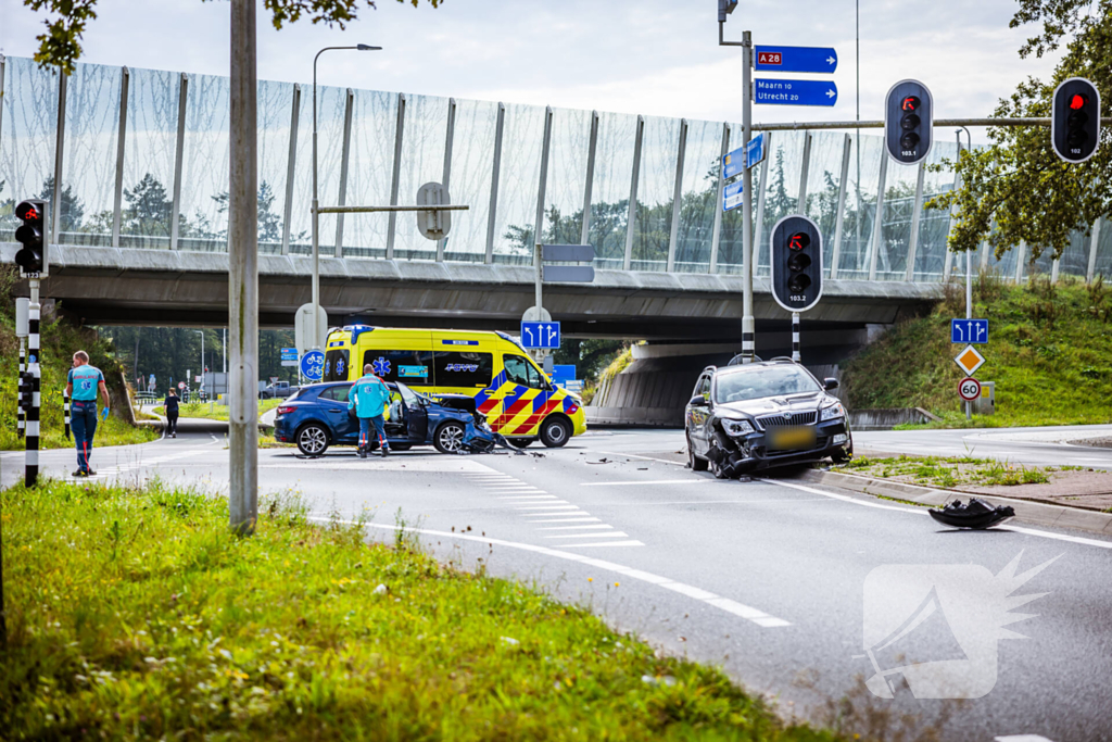 Twee personenwagens botsen op kruispunt