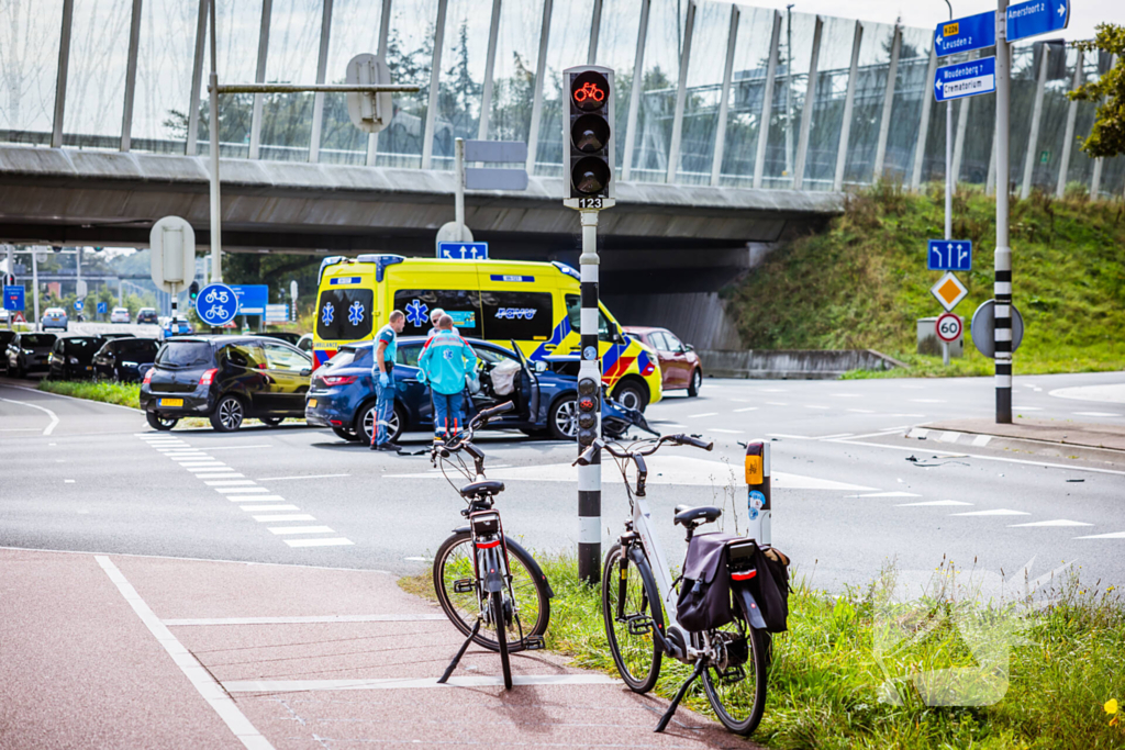 Twee personenwagens botsen op kruispunt