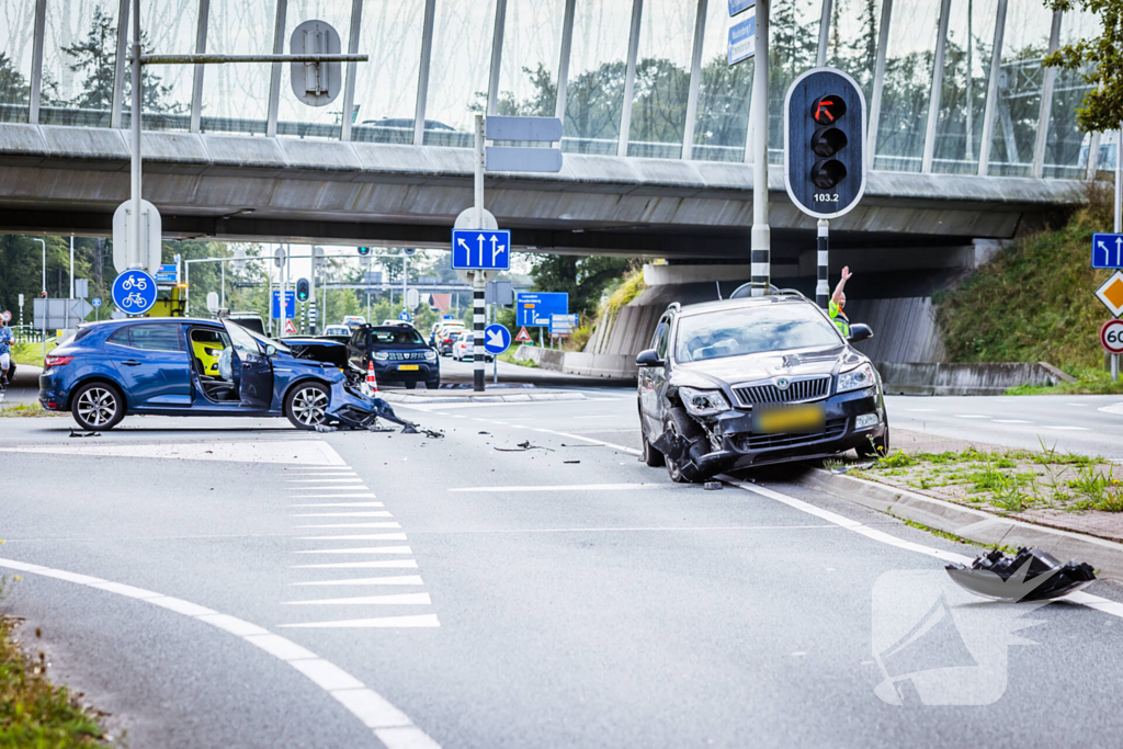 Twee personenwagens botsen op kruispunt