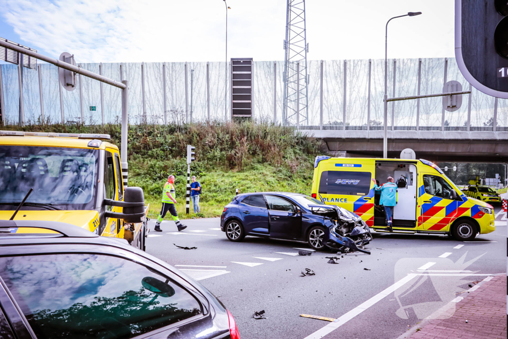 Twee personenwagens botsen op kruispunt