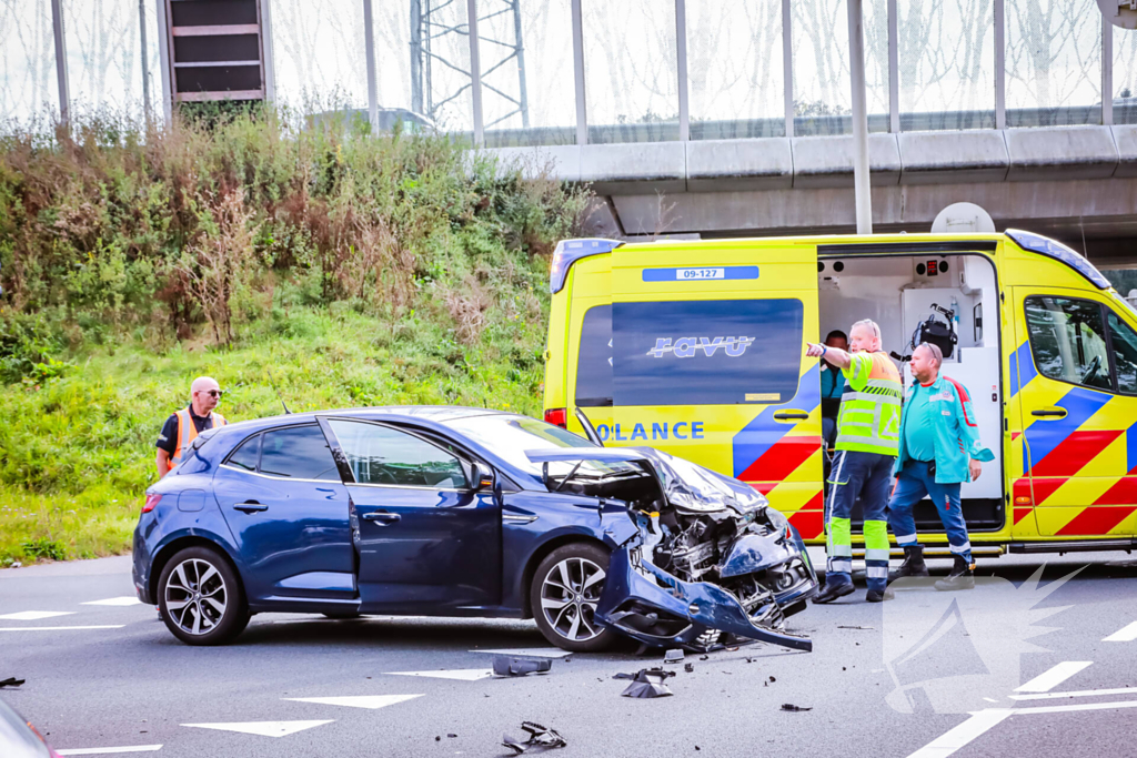 Twee personenwagens botsen op kruispunt