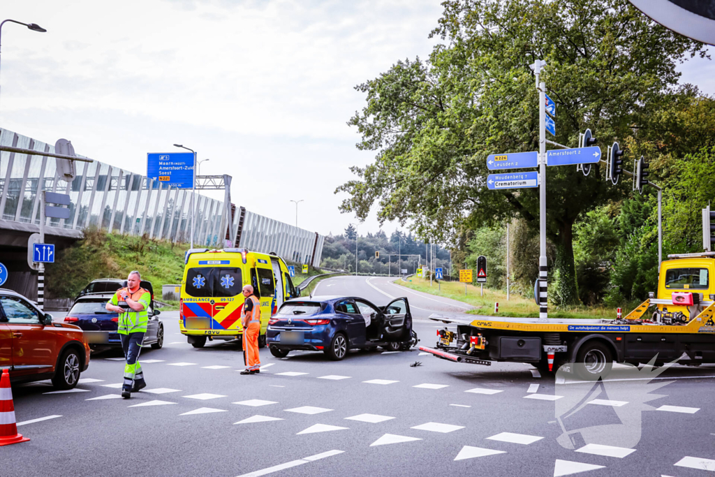 Twee personenwagens botsen op kruispunt