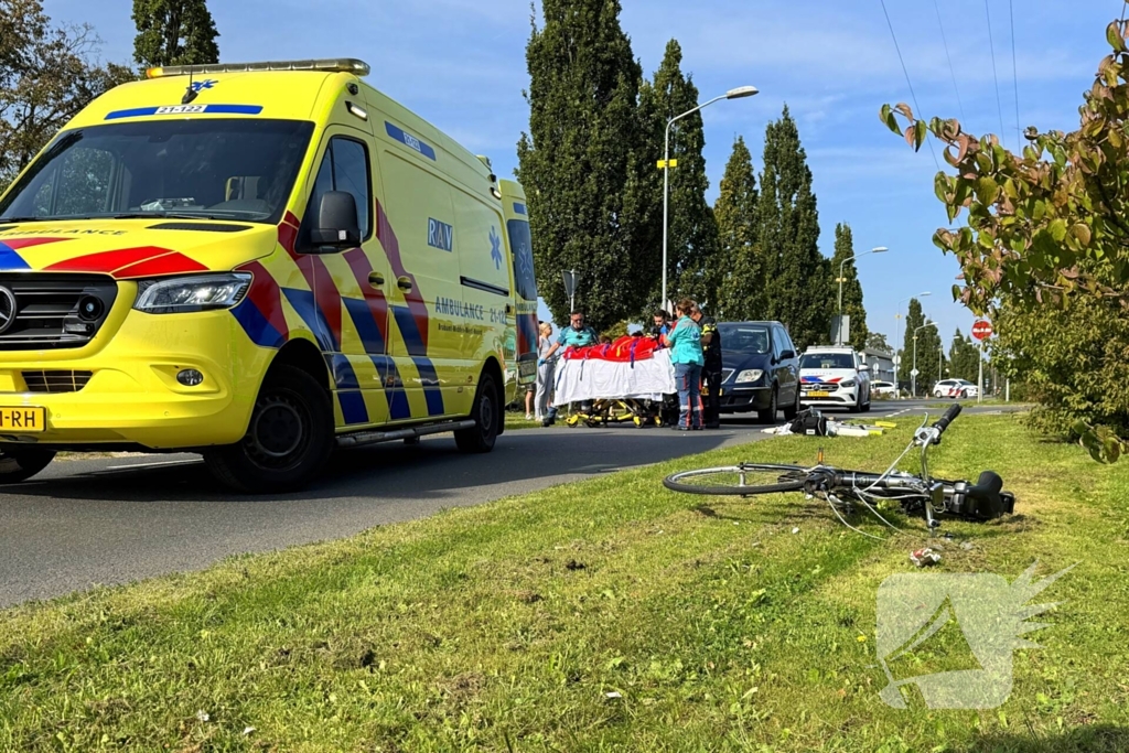 Fietser zwaargewond bij aanrijding met personenauto