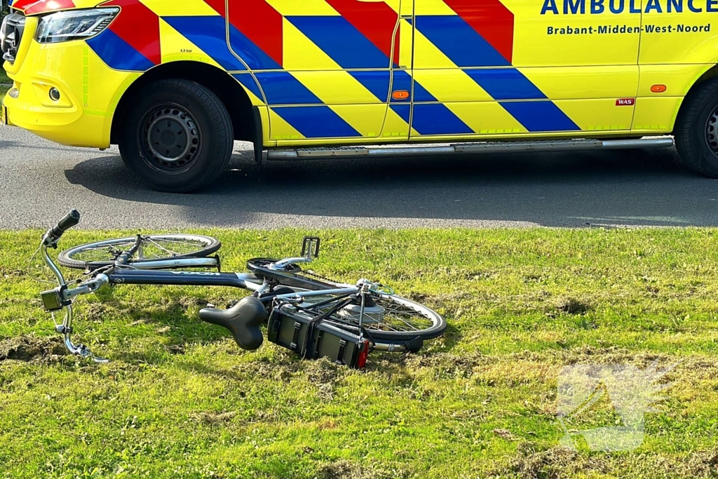 Fietser zwaargewond bij aanrijding met personenauto