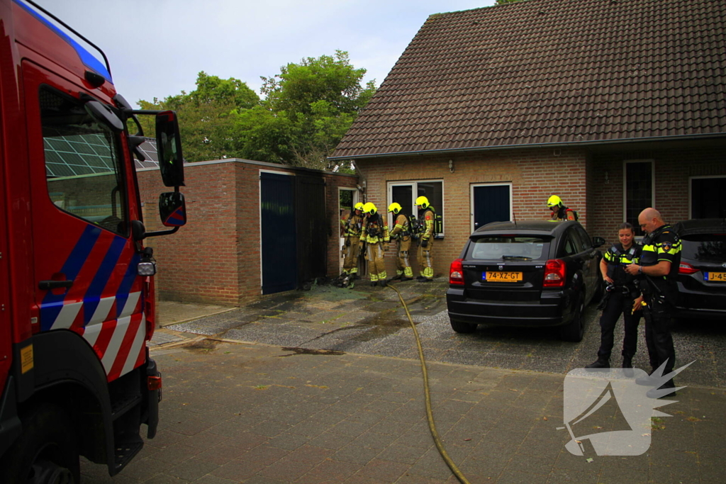 Brand in kliko slaat over op garagedeur