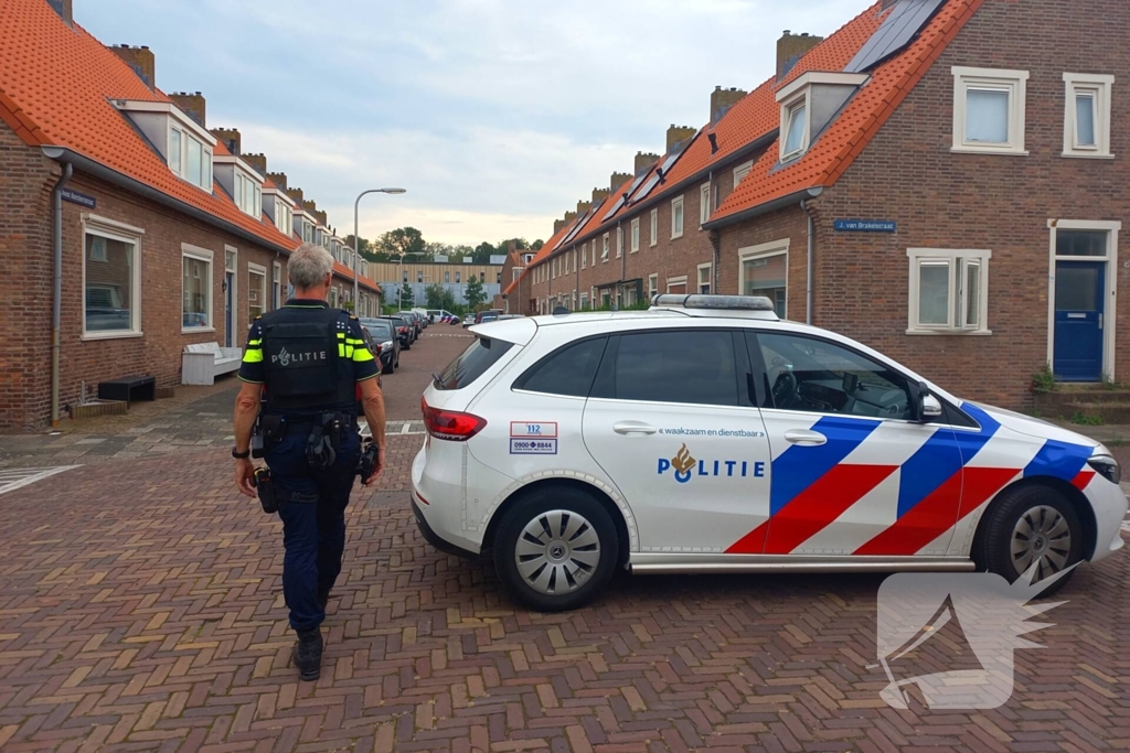 Agenten in kogelwerende vesten nemen wapens in beslag