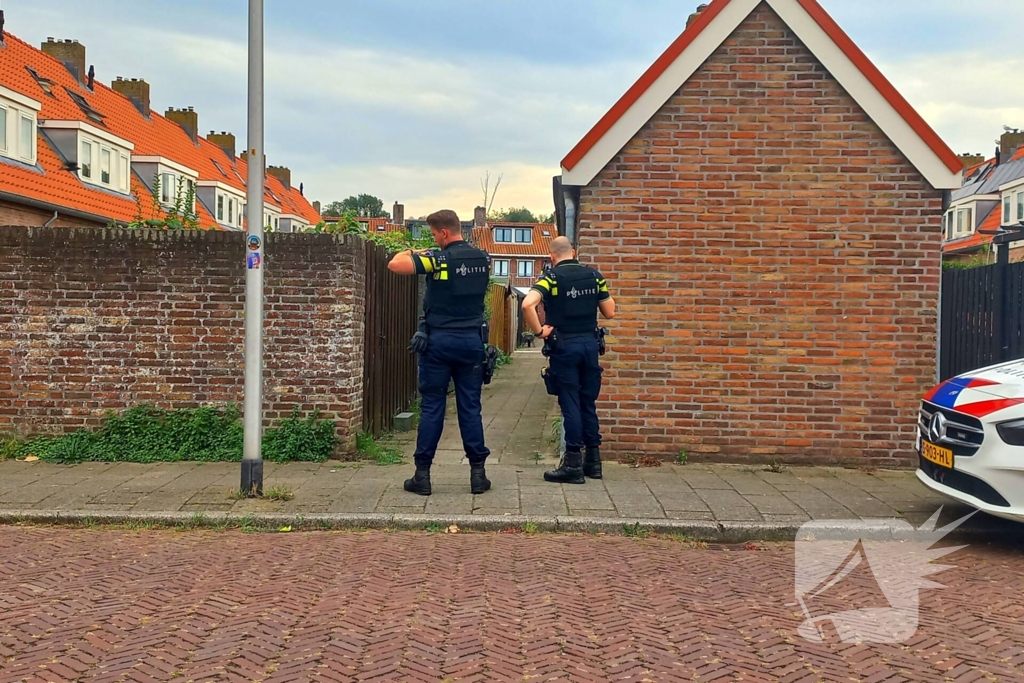 Agenten in kogelwerende vesten nemen wapens in beslag