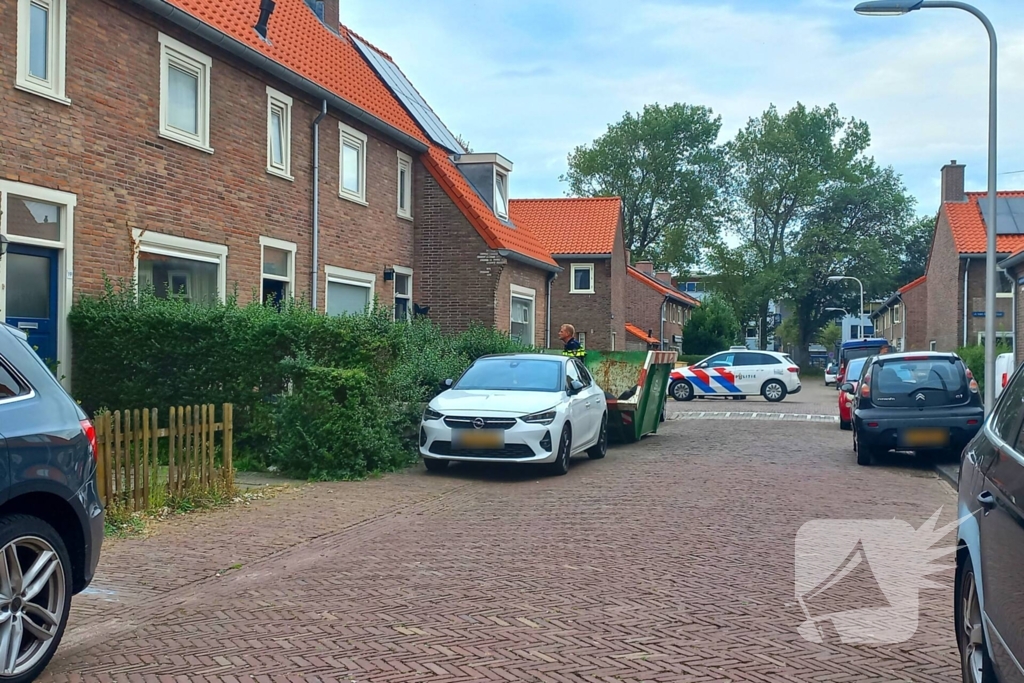 Agenten in kogelwerende vesten nemen wapens in beslag